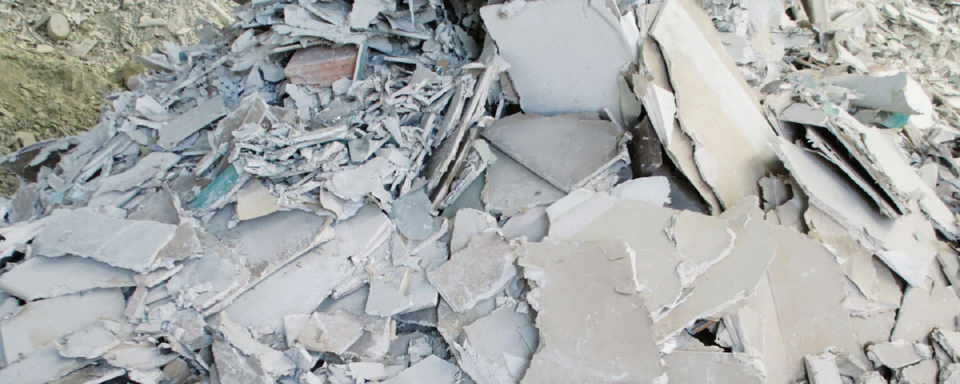 Alte Gipskartonplatten vor dem Gipsrecycling